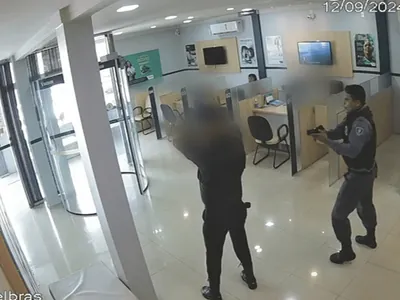 Vídeo: bandido se passa por PM, invade banco e rouba R$ 400 mil no Maranhão