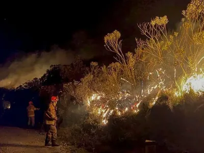 Pelo menos 20 pessoas são investigadas por possíveis ligações com incêndios criminosos no Rio