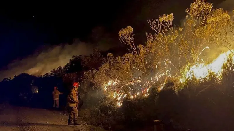 Pelo menos 20 pessoas são investigadas por possíveis ligações com incêndios criminosos no Rio