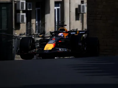 Max Verstappen resolve no fim e lidera primeiro treino livre do GP do Azerbaijão