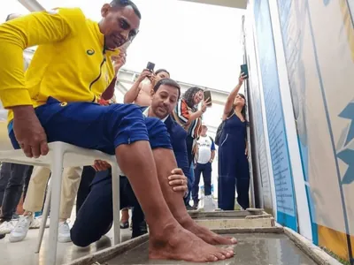 Nonato, da seleção brasileira de futebol de cegos imortaliza os pés na Arena Pernambuco