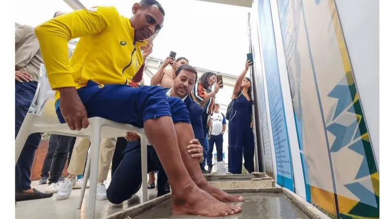 Nonato, da seleção brasileira de futebol de cegos, imortaliza os pés na Arena Pernambuco