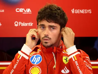 Charles Leclerc supera Oscar Piastri e conquista pole position do GP do Azerbaijão