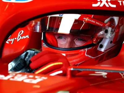 Charles Leclerc supera Oscar Piastri e conquista pole position do GP do Azerbaijão