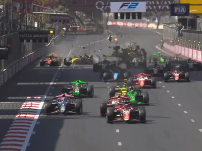 Acidente espetacular com cinco carros marca largada da corrida principal da F2 no Azerbaijão