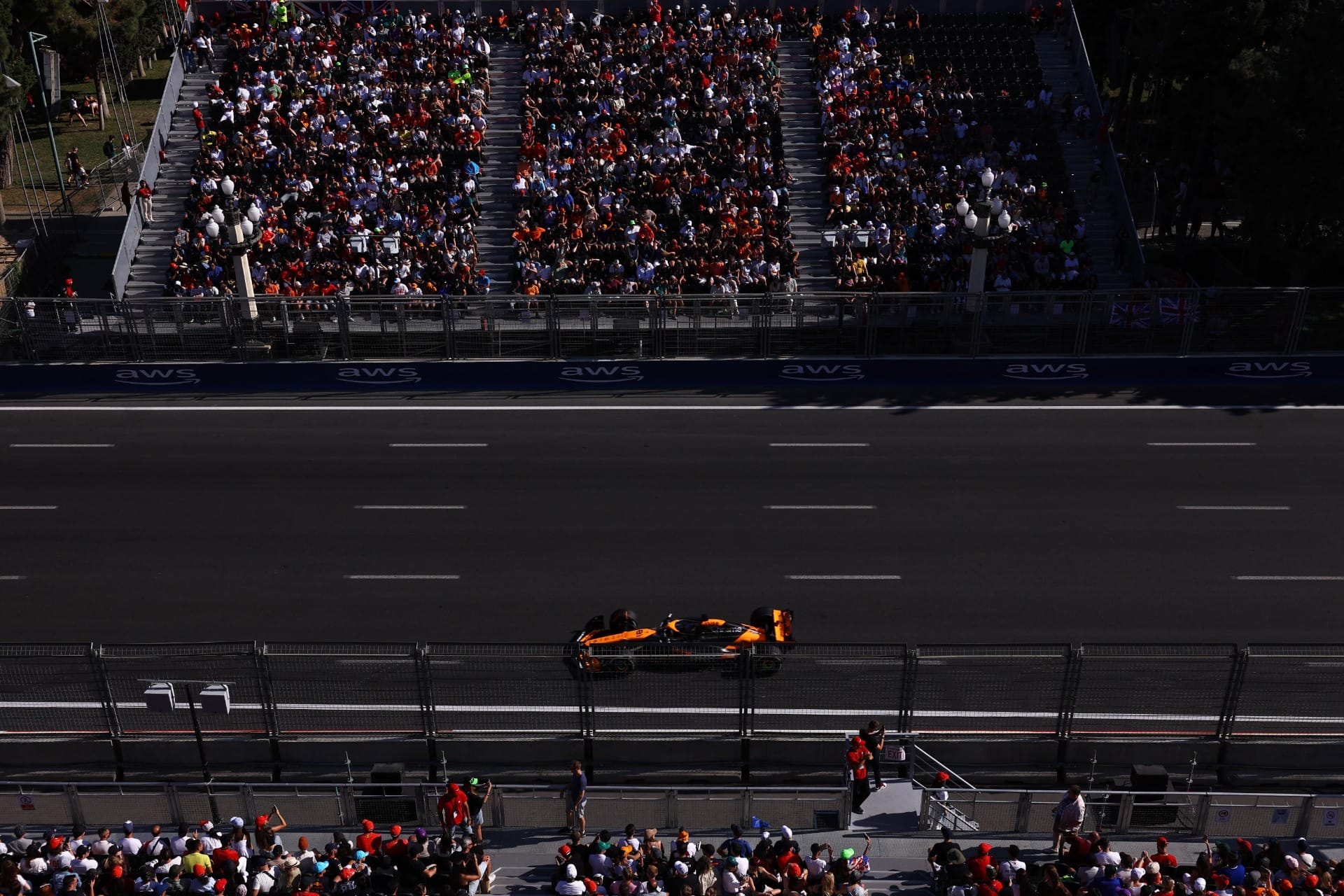 Oscar Piastri aguanta a Charles Leclerc y gana el GP de Azerbaiyán; McLaren supera a Red Bull