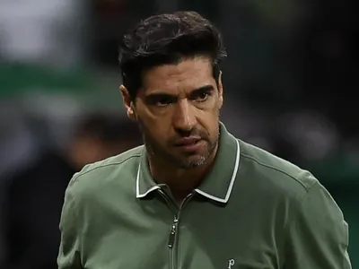 STJD vai julgar Abel Ferreira por gesto obsceno em jogo contra o Flamengo