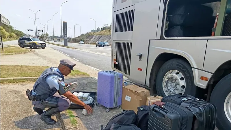 PM encontra adolescente com tijolos de maconha escondidos em ônibus em Itu