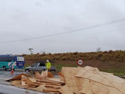 Carreta com chapas de madeira tomba em rodovia de Sorocaba