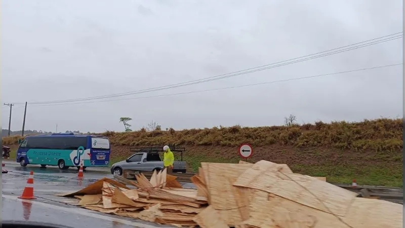 Carreta com chapas de madeira tomba em rodovia de Sorocaba