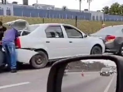 Engavetamento entre três veículos causa lentidão na Dutra em São José dos Campos