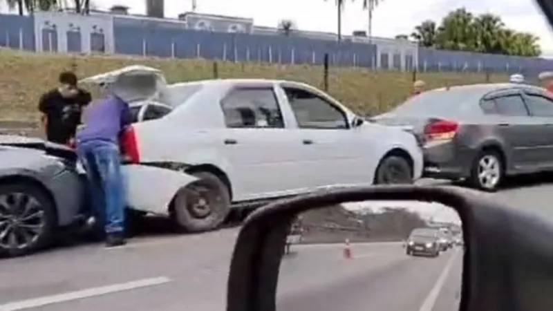 Engavetamento entre três veículos causa lentidão na Dutra em São José dos Campos