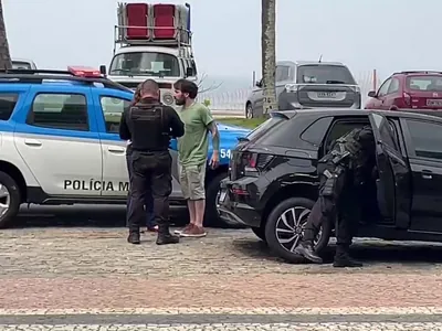 Homem visto desorientado em carro parado na Zona Oeste é liberado sem fazer teste do bafômetro