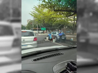 Guarda Municipal fiscaliza um lava-jato irregular na Praça Paris, na Glória, na Zona Sul do Rio