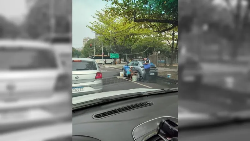 Guarda Municipal fiscaliza um lava-jato irregular na Praça Paris, na Glória, na Zona Sul do Rio