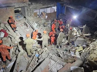 Bombeiros resgatam idoso em desabamento, em Cascadura; segunda vítima é buscada