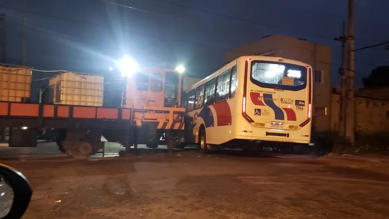 Trem e ônibus colidem em Honório Gurgel, Zona Norte do Rio