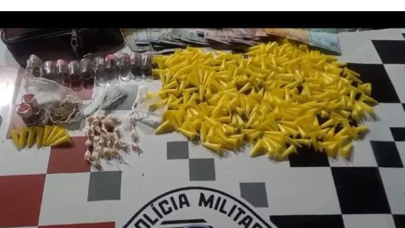 PM apreende porções de cocaína, maconha e skank