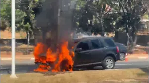 Vídeo: carro em chamas assusta motoristas e pedestres na Avenida Norte-Sul, em Campinas