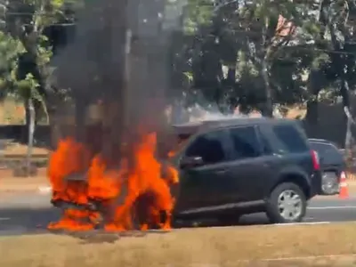 Vídeo: carro em chamas assusta motoristas e pedestres na Avenida Norte-Sul, em Campinas