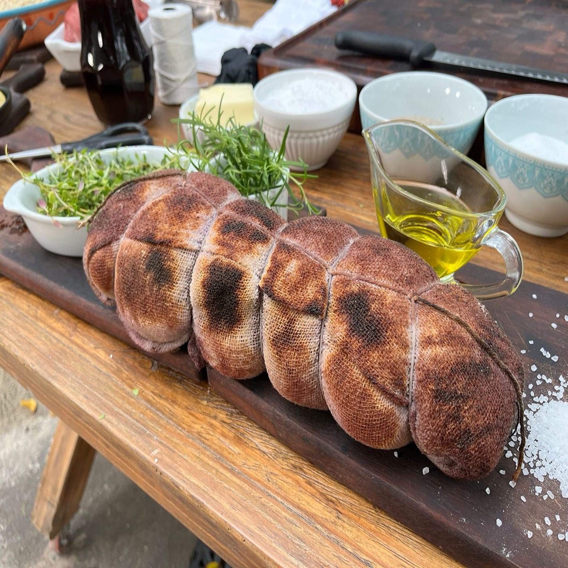 Filé mignon enrolado no pano com vinho tinto (Lomo al Trapo) | Band Receitas