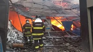 Incêndio destrói fábrica de materiais recicláveis em Itatiba