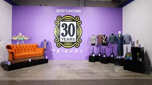 Friends: Leilão coloca à venda réplica oficial do sofá, roupas originais e roteiros da série