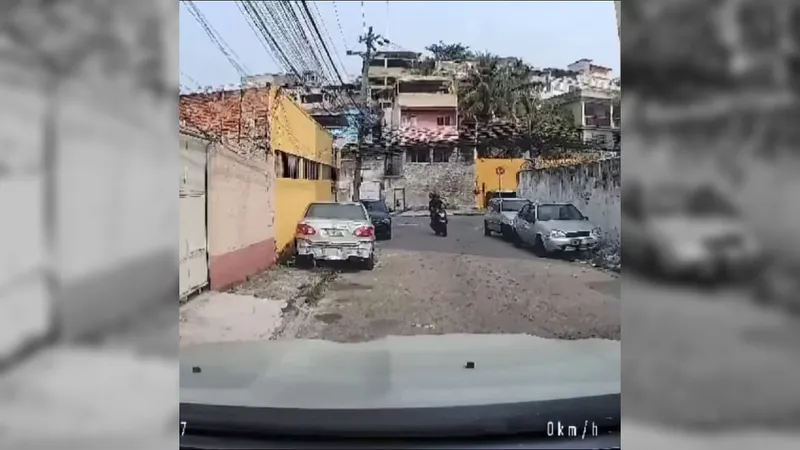 Moradores de Abolição e Quintino denunciam bandidos que realizam assaltos em uma moto vermelha