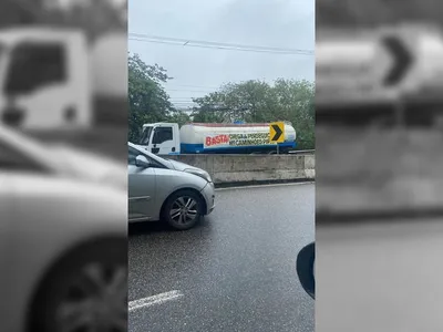 Motoristas de caminhões pipa realizam protesto contra concessionárias de água no Rio