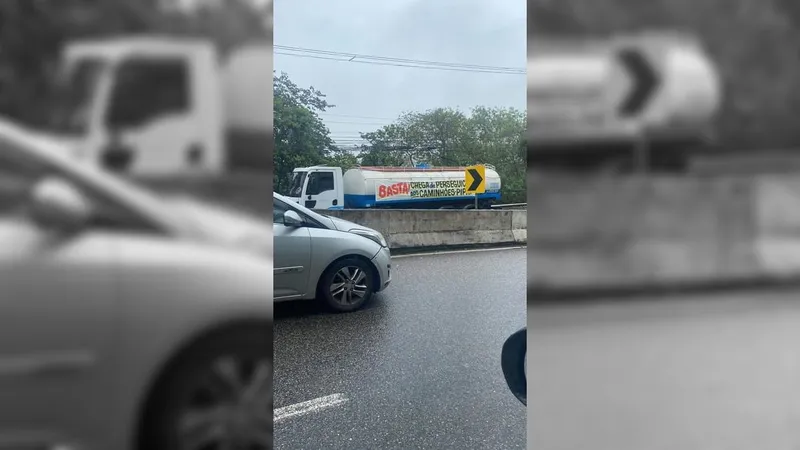 Motoristas de caminhões pipa realizam protesto contra concessionárias de água no Rio