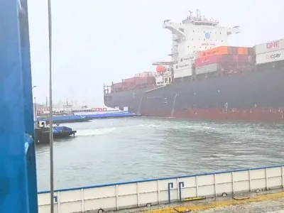 Vídeo: navio cargueiro colide com balsa durante manobra no Porto de Santos