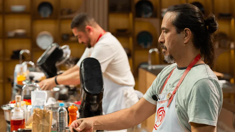 Roberto, do MasterChef, brinca sobre fama de calmo no programa: "Engano bem"