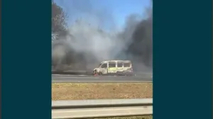 Vídeo: veículo pega fogo e bloqueia anel viário sentindo rodovia Dom Pedro I