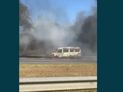 Vídeo: veículo pega fogo e bloqueia anel viário sentindo rodovia Dom Pedro I