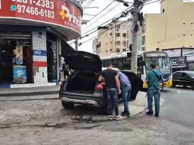 Jovem é baleada após passar de carro por engano em comunidade do Rio de Janeiro