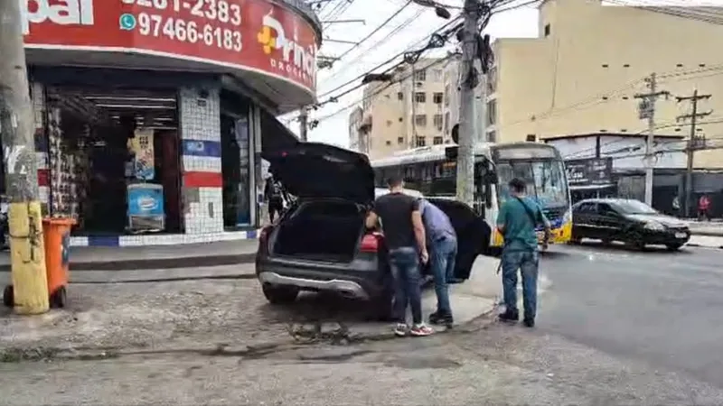 Jovem é baleada após passar de carro por engano em comunidade do Rio de Janeiro