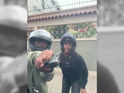 Polícia analisa vídeo de momento em que bandido atira contra um veículo no Cachambi, Zona Norte