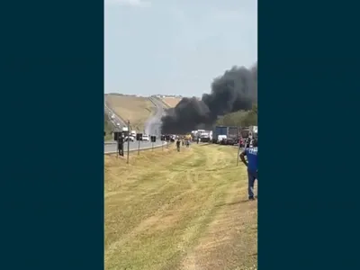 Carreta com 30 toneladas de produto químico tomba e bloqueia rodovia por risco de explosão