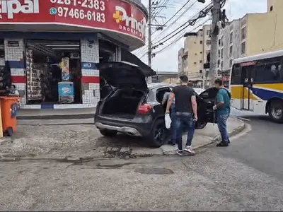 Jovem de 14 anos é baleada após família entrar por engano de carro o Complexo da Maré