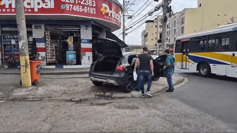 Jovem de 14 anos é baleada após família entrar por engano de carro o Complexo da Maré