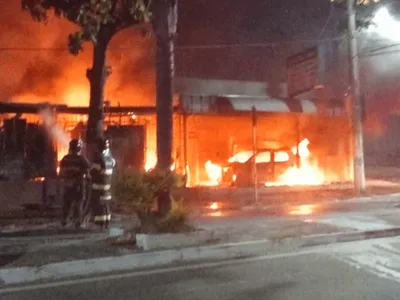 Incêndio destrói loja de materiais de construção em Taubaté