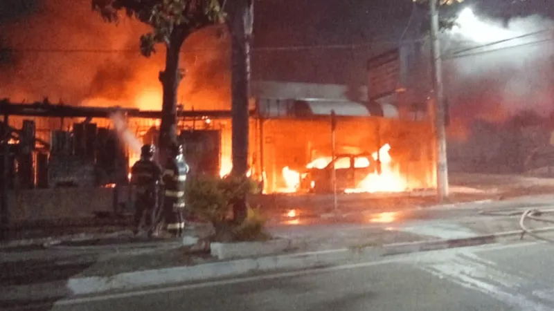 Incêndio destrói loja de materiais de construção em Taubaté