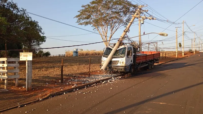 Motorista perde controle da direção e veículo bate em poste