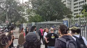 Estudantes tentam invadir a UERJ campus Maracanã, na Zona Norte do Rio, nesta quinta-feira (19)