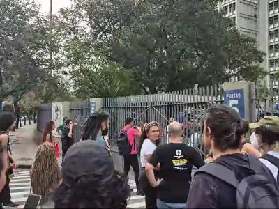 Estudantes tentam invadir a UERJ campus Maracanã, na Zona Norte do Rio, nesta quinta-feira (19)