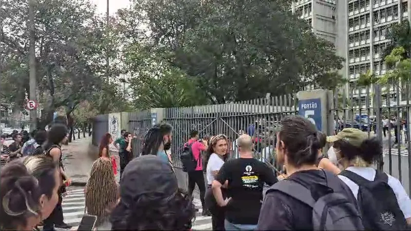 Estudantes tentam invadir a UERJ campus Maracanã, na Zona Norte do Rio, nesta quinta-feira (19)