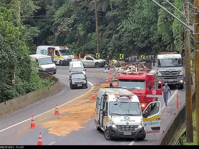 Caminhão tomba na Rodovia dos Tamoios e interdita faixas no trecho da Serra Antiga