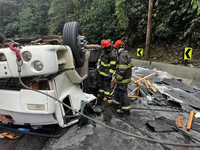 Caminhão tomba na Rodovia dos Tamoios e interdita faixas no trecho da Serra Antiga