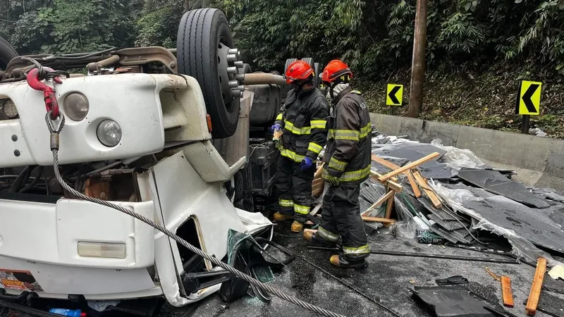 Caminhão tomba na Rodovia dos Tamoios e interdita faixas no trecho da Serra Antiga