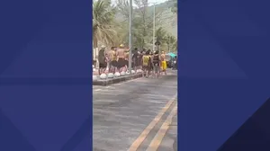 Torcedores do Peñarol e do Flamengo se envolvem em confusão na Praia da Macumba